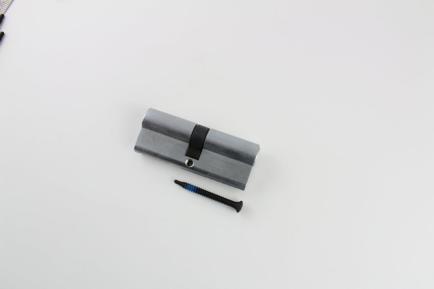 Lokko self tapping extraction screws for bell plug puller side profile